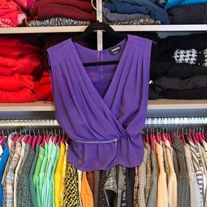 Bebe purple sleeveless back button keyhole closure zipper detail top size XS